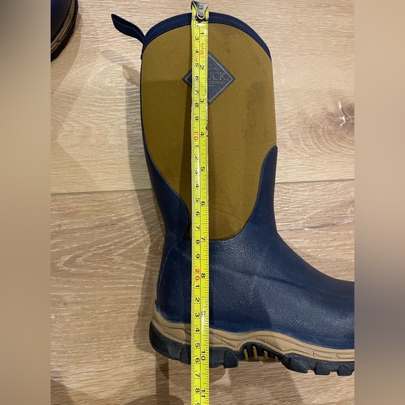 Kid’s Rugged II Muckboot. Winterboot/Waterproof. Size 12. - Picture 10 of 13